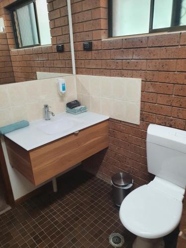 A bathroom at Greenacres Motel