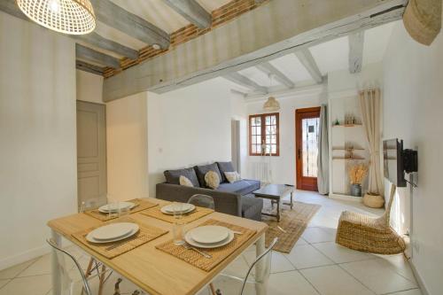 un salon avec une table et un canapé dans l'établissement Le Chambord Beautiful half-timbered house with terrace, à Tours