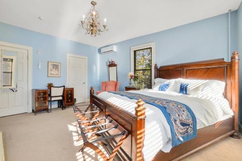 um quarto com uma cama grande e um lustre em DeBary Inn em Summit