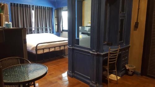 バンコクにあるbangkok bed placeの青い部屋(ベッド1台、テーブル、椅子付)