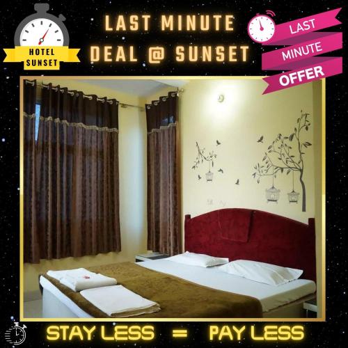 Cartel de una habitación de hotel con 2 camas en Last Minute Deal @ Hotel Sunset en Orchha