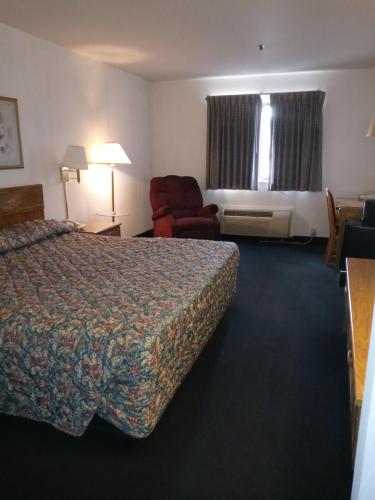 Un pat sau paturi într-o cameră la New Martinsville Inn
