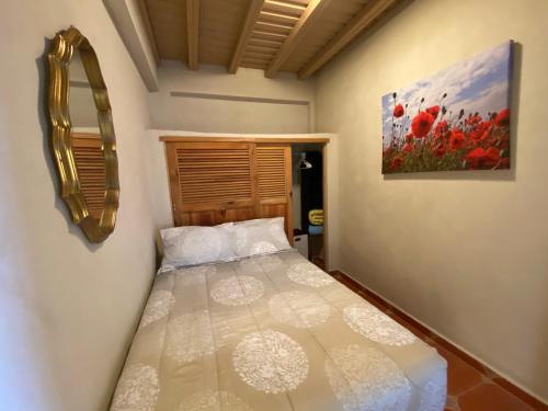 1 dormitorio con 1 cama y una pintura en la pared en Hermoso Apartamento en Marcala, en Marcala