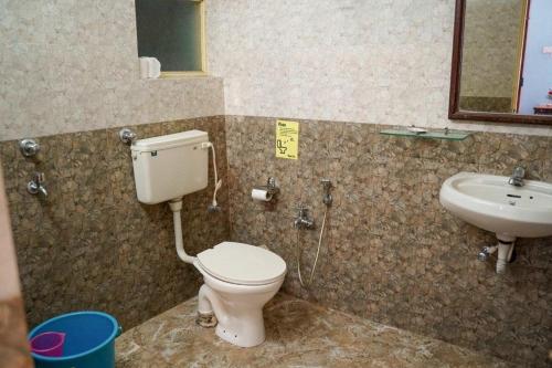 La salle de bains est pourvue de toilettes et d'un lavabo. dans l'établissement Osborne Holiday Resorts, à Calangute