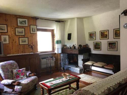 salon z kanapą i kominkiem w obiekcie Parco gran paradiso w mieście Rhemes-Saint-Georges