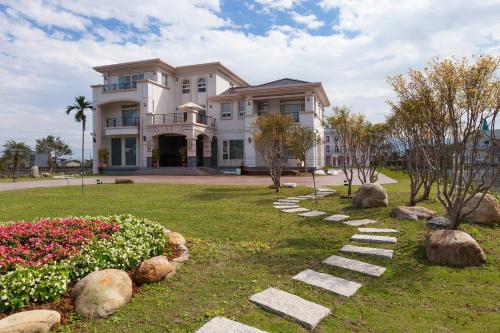 Ein Garten an der Unterkunft Zhen heart holidays