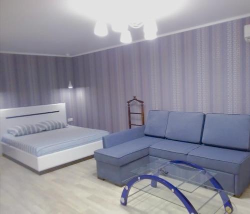 ナーベレジヌイェ・チェルヌイにあるStudio on Chulmanのリビングルーム(青いソファ、ベッド付)