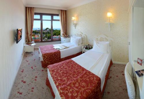 イスタンブールにあるジ アンド ホテル スルタンアフメット - スペシャルカテゴリーのベッド2台と窓が備わるホテルルームです。