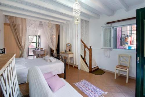 Habitación blanca con cama y ventana en Nandia Studio & Apartment, en Gáios