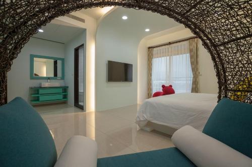 ein Schlafzimmer mit einem Bett und einem Fernseher darin in der Unterkunft Zhen heart holidays in Yuanshan