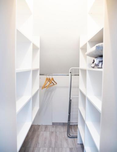 Palanda nebo palandy na pokoji v ubytování Chill&Go Apartment