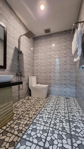 a bathroom with a toilet and a sink and a shower at Vạn Huệ Homestay Bình Dương in Thuan An