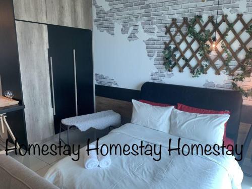 Romantic Couples Relaxing Staycation 8にあるベッド
