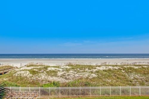 Direct Oceanfront Condo - Large Pool - Steps to Beach - Sleeps 6