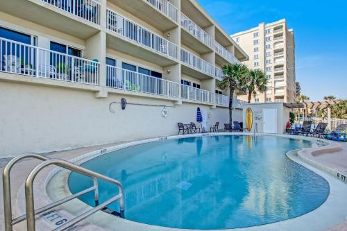 Direct Oceanfront Condo - Large Pool - Steps to Beach - Sleeps 6