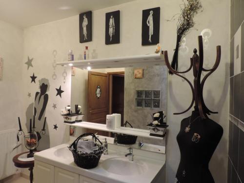 a bathroom with a sink and a mirror at Villa Roland en Bourgogne in Chagny