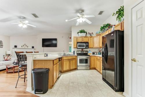 Private House with Huge Outside Patio, Great for Family's, Short Walk to the Beach
