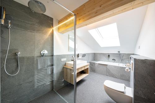 Koupelna v ubytování Berghotel & Chalets Adersberg Chiemgau Card kostenfrei