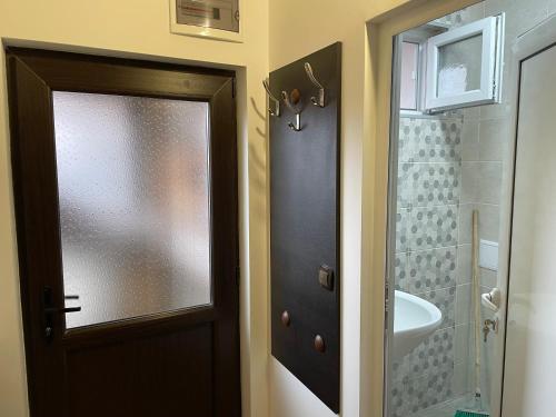uma casa de banho com uma porta preta e um lavatório em Lux Apart Uzunov-2 em Hisarja