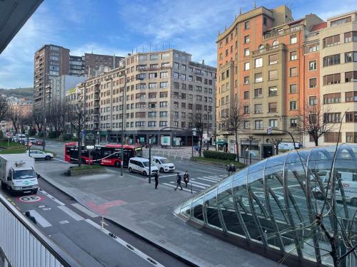 a city with buildings and a street with vehicles at Fantástico apartamento en el centro de Bilbao in Bilbao