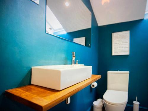 y baño con lavabo y aseo. en Secret View Cottage in Terrington, York, en York