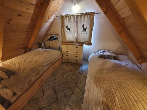 Posteľ alebo postele v izbe v ubytovaní Starry Laz mountain house