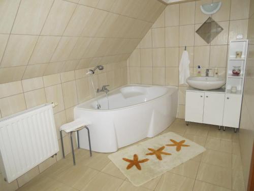 A bathroom at Luxus Tanya
