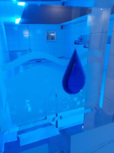 uma casa de banho com um WC e uma luz azul em Wellness-Gasthof-Cafe Nuhnetal em Frankenberg