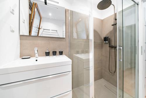 une salle de bain avec un lavabo et une douche dans l'établissement Appartement neuf - Proche mer et centre-ville - AC, à Menton