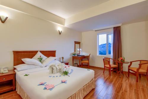Säng eller sängar i ett rum på Khách sạn Park Hotel Dalat