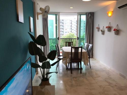 comedor con mesa y planta en Blue Andaman Seaview Families Suite Apartment, en Kuah