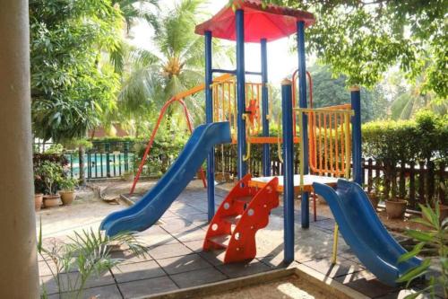 un parque infantil con tobogán en Blue Andaman Seaview Families Suite Apartment, en Kuah