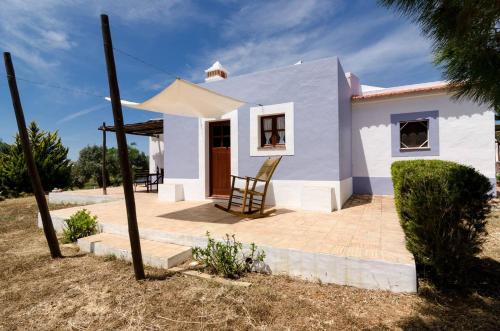 ラゴスにあるCasas na Vinha - Monte da Casteleja, Wine Estate - Eco Turismo Ruralの小さな白い家