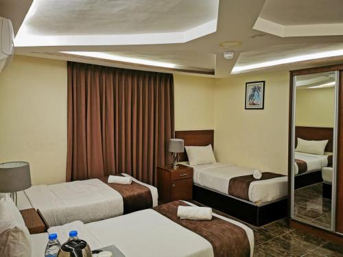Llit o llits en una habitació de TAJ Hotel
