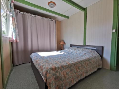 LinguizzettaにあるPRATICCIONIのベッドルーム(ベッド1台、窓付)