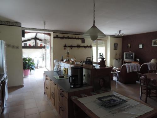 un salon avec une cuisine et une salle à manger dans l'établissement Villa Roland en Bourgogne, à Chagny