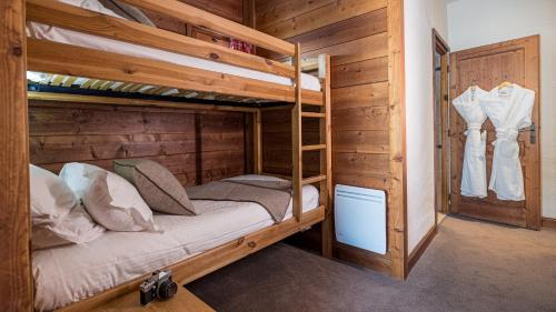 En eller flere senge i et værelse på Hôtel Carlina by Les Etincelles