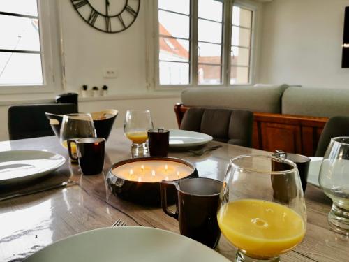 - une table en bois avec des verres à vin dans l'établissement COC - Le Phare, à Wissant
