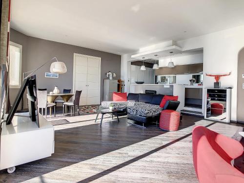 un salon avec un canapé et une table dans l'établissement Un Palais au prix d'un 3 étoiles, à Cannes