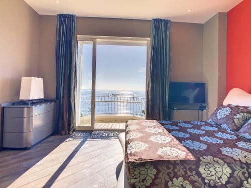 une chambre avec un lit et une grande fenêtre dans l'établissement Un Palais au prix d'un 3 étoiles, à Cannes