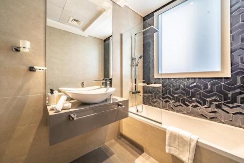 Ένα μπάνιο στο Stylish Waterfront Apartment With Views on Canal