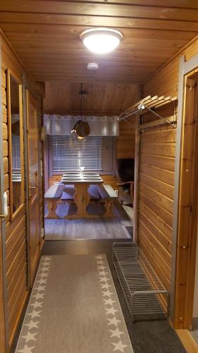 eine Innenseite der Sauna mit einem Tisch in der Unterkunft Vuosselin Tähti in Ruka