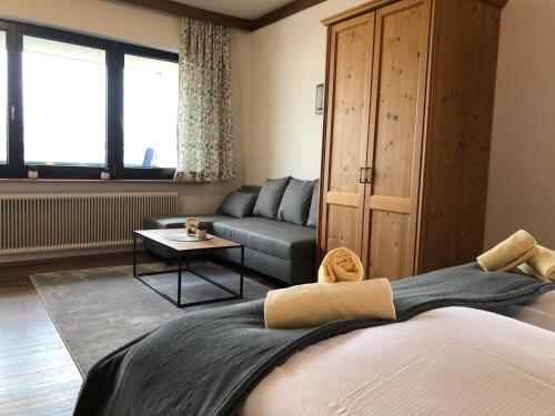 salon z łóżkiem i kanapą w obiekcie Magali's, Bed & Breakfast - former Pension Andrea w mieście Zell am See