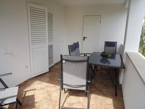 a dining room with a table and chairs at Vila Maria Nin in Nin
