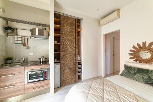twee afbeeldingen van een keuken en een slaapkamer bij Ponte Vecchio Studio in Florence