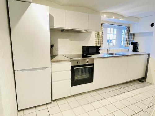 Køkken eller tekøkken på aday - Aalborg Mansion - Charming 3 Bedroom Apartment