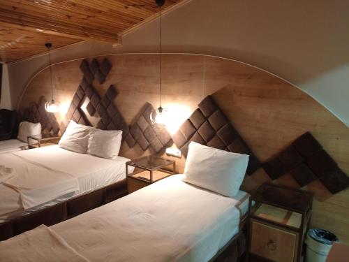 2 Betten in einem Zimmer mit gewölbter Decke in der Unterkunft lily airport otel in Arnavutköy