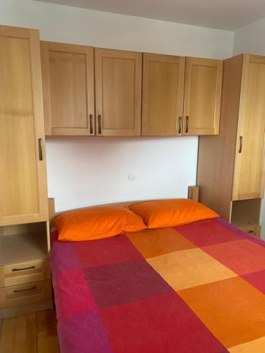 - une chambre avec un lit et une couverture colorée dans l'établissement Kuća za odmor Ivana, à Kupres