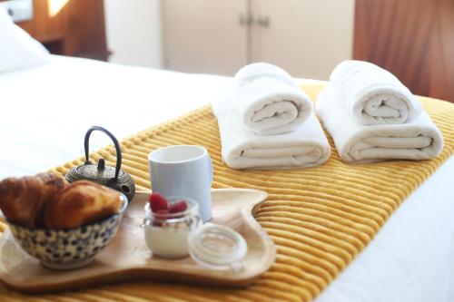 un vassoio con asciugamani e pane su un letto di Hotel Santa Clara a Santiago de Compostela