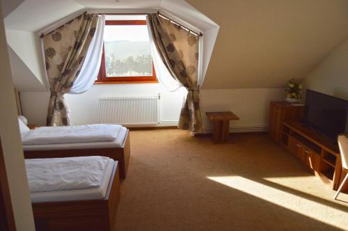 Posteľ alebo postele v izbe v ubytovaní Penzión Hoffer